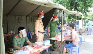 Công an xã xung kích trên tuyến đầu chống dịch