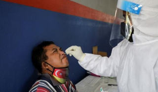 COVID-19 tăng đột biến ở châu Á với số ca nhiễm cao kỷ lục