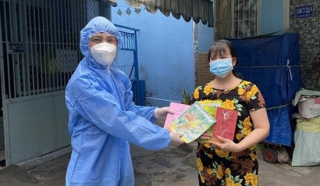 Tặng sách-lan tỏa tinh thần tích cực trong các khu cách ly, phong tỏa