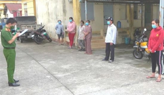 Con gái rủ 6 người đến nhà cha tụ tập đánh bạc giữa mùa dịch