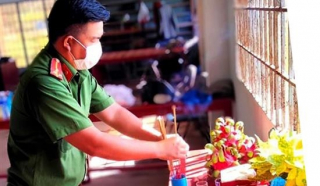 Cán bộ Công an xã lập bàn thờ vọng, tiễn biệt cha tại khu cách ly