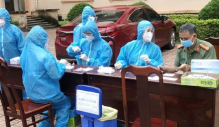 Những chiến sĩ Công an blouse trắng chống COVID-19