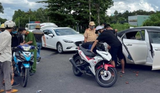 Cảnh sát giao thông chặn ô tô bắt nhóm vận chuyển ma túy