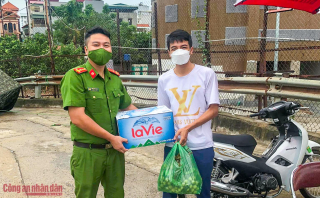 Những món quà nhỏ ấm tình người trong mùa dịch