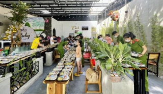 Cảnh sát hình sự nấu hàng trăm suất cơm tặng người dân cách ly