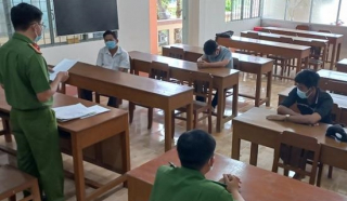 Rủ sang nhà uống nước rồi đánh bạc, 5 người bị phạt