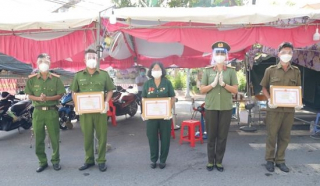 Khen thưởng các cá nhân tham gia đỡ đẻ tại chốt kiểm soát COVID-19