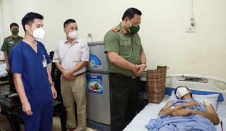 Lãnh đạo Công an Hà Nội thăm hỏi, động viên Thượng úy Công an bị shipper đâm xe trọng thương khi trực chốt COVID-19
