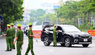 Hà Nội ngày đầu siết chặt giấy đi đường: Đa số người dân chỉ bị nhắc nhở