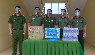 Tranh thủ ngày nghỉ làm kính chắn giọt bắn tặng tuyến đầu chống dịch