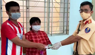 Người đàn ông xúc động nhận lại tiền bán thịt heo đánh rơi