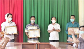 Khen thưởng tổ COVID-19 cộng đồng phát hiện 9 người dùng xe cấp cứu thông chốt