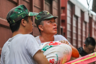 Hơn 300 tấn hàng hoá của nhân dân Hoà Bình gửi tặng đồng bào TP. Hồ Chí Minh