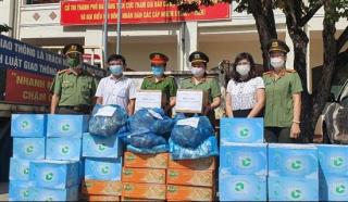 Báo CAND trao hơn 1.000 suất quà hỗ trợ người dân và các chốt kiểm soát dịch ở Đà Nẵng