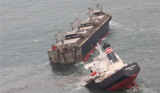 Tàu chở 21 thủy thủ vỡ đôi trên biển Nhật Bản