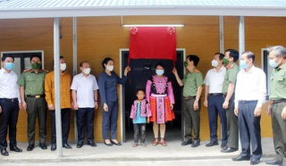 Thứ trưởng Nguyễn Văn Sơn dự Lễ bàn giao nhà ở tặng hộ nghèo tại huyện Mai Châu