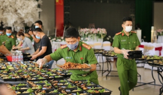Lực lượng Công an nấu hàng ngàn suất cơm tặng người dân cách ly