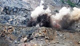 Người dân bị ảnh hưởng nổ mìn bởi mỏ đá vôi Văn Xá mong sớm được di dời