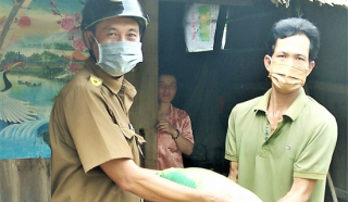 Công an viên mua gạo mang tận nhà tặng người dân