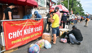 Người dân ùn ùn đi tiếp tế người thân bị cách ly thêm 14 ngày