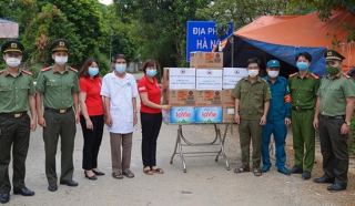 Tặng quà cho đồng đội tuyến đầu chống dịch