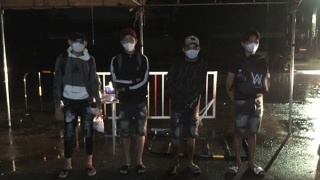 Ấm lòng 4 thanh niên đi bộ 60km kiệt sức, được về nhà trong đêm