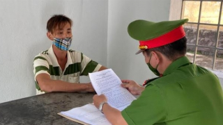 Cướp tiền xong bắt thiếu phụ cởi đồ