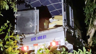 Lao xe tải chở gần 6.000 bao thuốc lá lậu xuống kênh để tẩu thoát