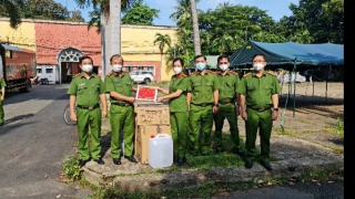 Trao tặng vật tư y tế hỗ trợ phòng, chống dịch cho Trại tạm giam Chí Hòa