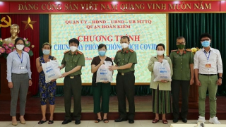 Báo CAND tặng quà cho các hộ dân gặp khó khăn do dịch bệnh COVID-19 trên địa bàn quận Hoàn Kiếm