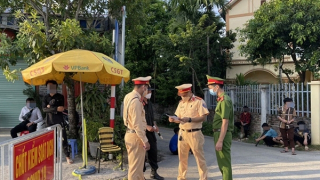 Phát hiện 3 xe tải chở 15 người vi phạm giãn cách xã hội