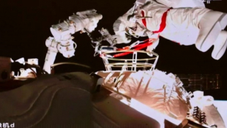 Các phi hành gia Trung Quốc thực hiện chuyến đi bộ thứ hai ngoài không gian