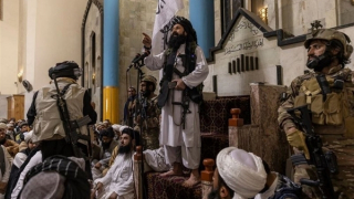 Nghị sĩ Mỹ nổi giận vì Taliban "cosplay" lính Mỹ từ trang phục đến thiết bị