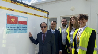 Đại sứ Việt Nam tiếp nhận lô vaccine ngừa COVID-19 do Ba Lan viện trợ