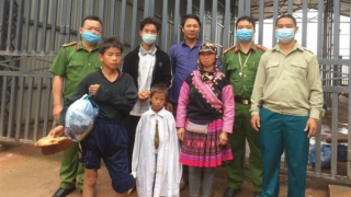 Hai cháu bé bị lạc khi chăn bò được Công an đưa về nhà
