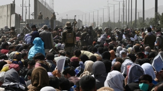 Chen lấn hỗn loạn ở sân bay Kabul, 7 người chết