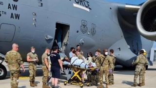 Máy bay sơ tán Mỹ hạ độ cao giúp sản phụ Afghanistan "mẹ tròn con vuông"