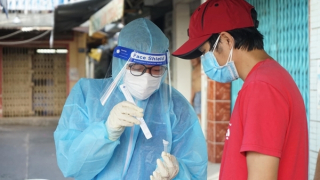 Người dân TP Hồ Chí Minh được hướng dẫn tự lấy mẫu xét nghiệm COVID-19 tại nhà