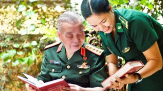 “Những người phất cờ hồng” của quá khứ và hôm nay