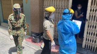 Ngày đầu đi chợ thay và cung cấp nhu yếu phẩm cho người dân thành phố