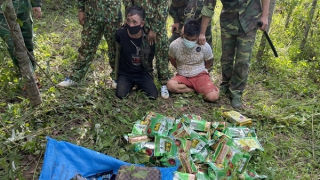 Mang theo vũ khí, 2 đối tượng "ôm" 46kg ma túy đá qua biên giới