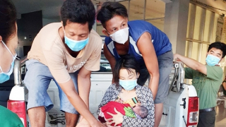 Đưa sản phụ sau khi sinh con đến bệnh viện cấp cứu kịp thời