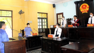 18 tháng tù cho tài xế "cố thủ ở luồng xanh", tông xe vào Công an