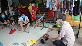 Phó Thủ tướng Vũ Đức Đam vào nơi "khóa chặt" động viên nhân dân chung tay phòng, chống dịch