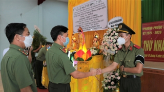 Học viên ANND nén nỗi đau, lập bàn thờ vọng chịu tang cha ruột