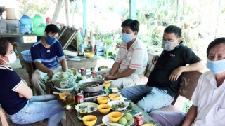 Bất chấp dịch bệnh, hiệu trưởng tổ chức nhậu tại căn tin trường