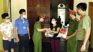 Công an Nghệ An hỗ trợ lương thực thực phẩm cho người dân
