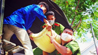 Công an tỉnh An Giang tiếp tục trao tặng 200 tấn gạo, 47 tấn cá, rau củ hỗ trợ người dân khó khăn