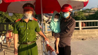 Trung úy Công an trực chốt cứu bé gái 3 tuổi bị nghẹt dây chun trong mũi