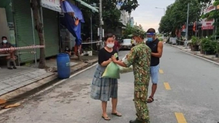 Bình Dương cấp phát lương thực, thực phẩm cho hơn 700.000 dân ở 11 phường bị “khóa chặt”